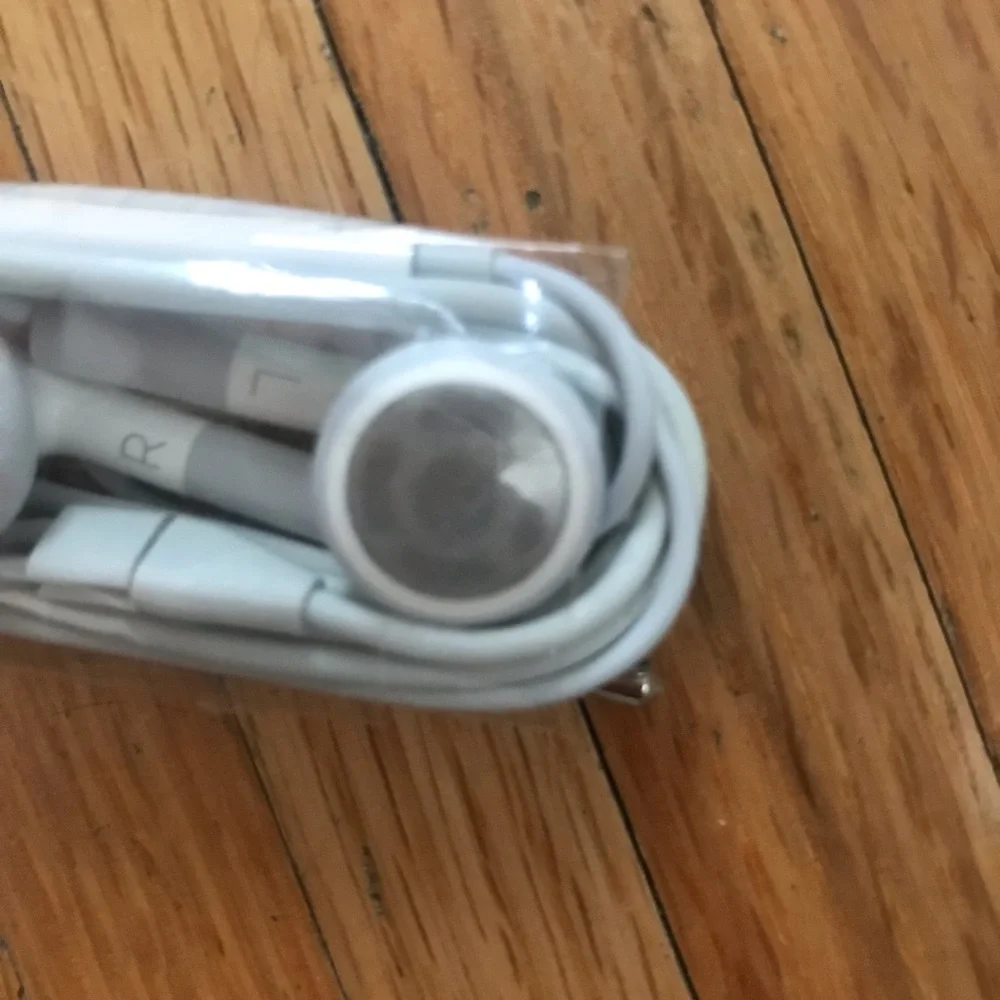 Apple Headphones with 3.5 mm Headphone plug